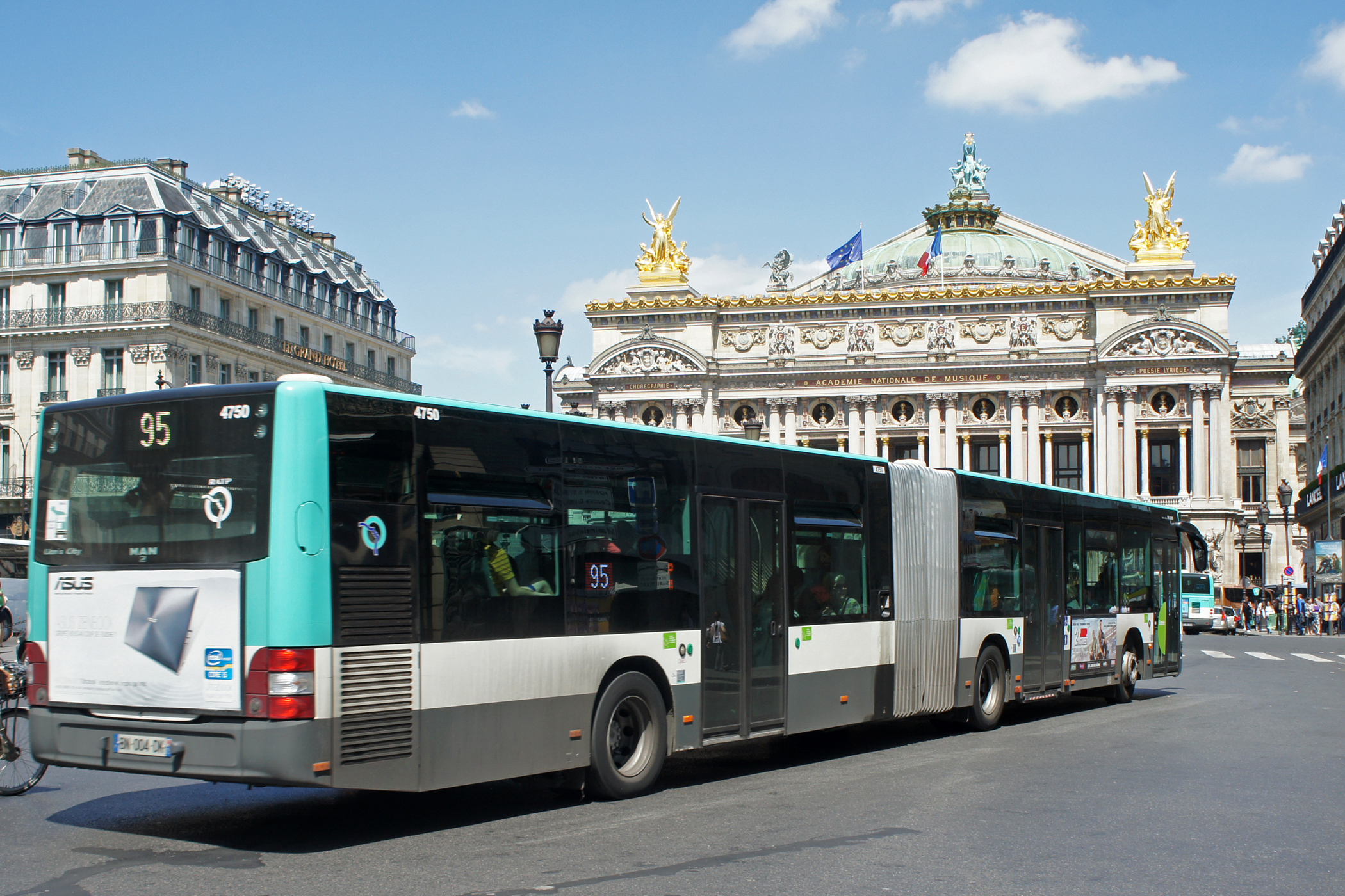 Vehicle: Articulated Bus Location: Paris, France